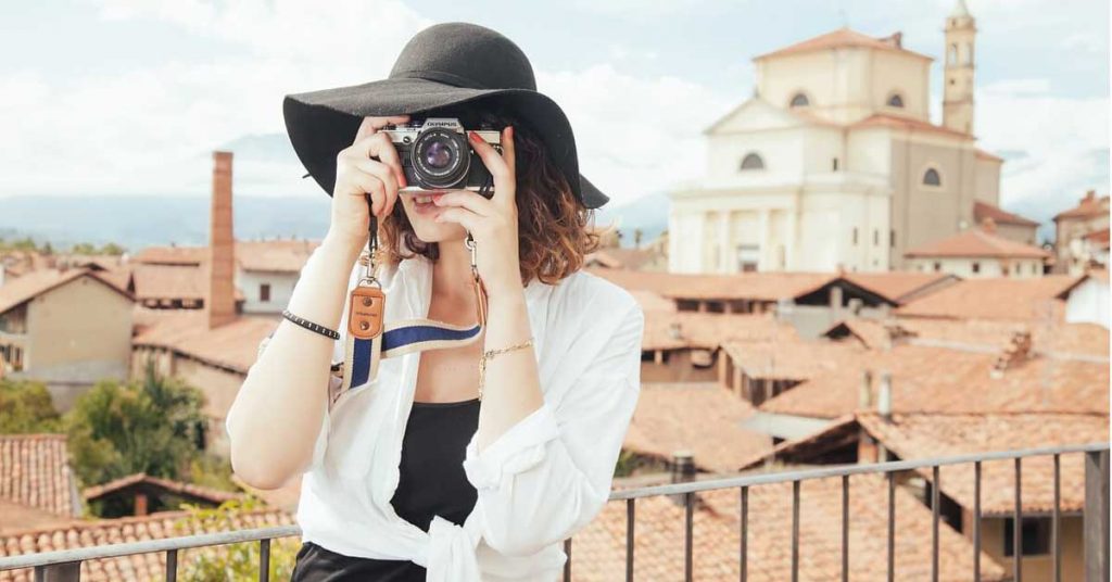 devojka-grad-fotoaparat
