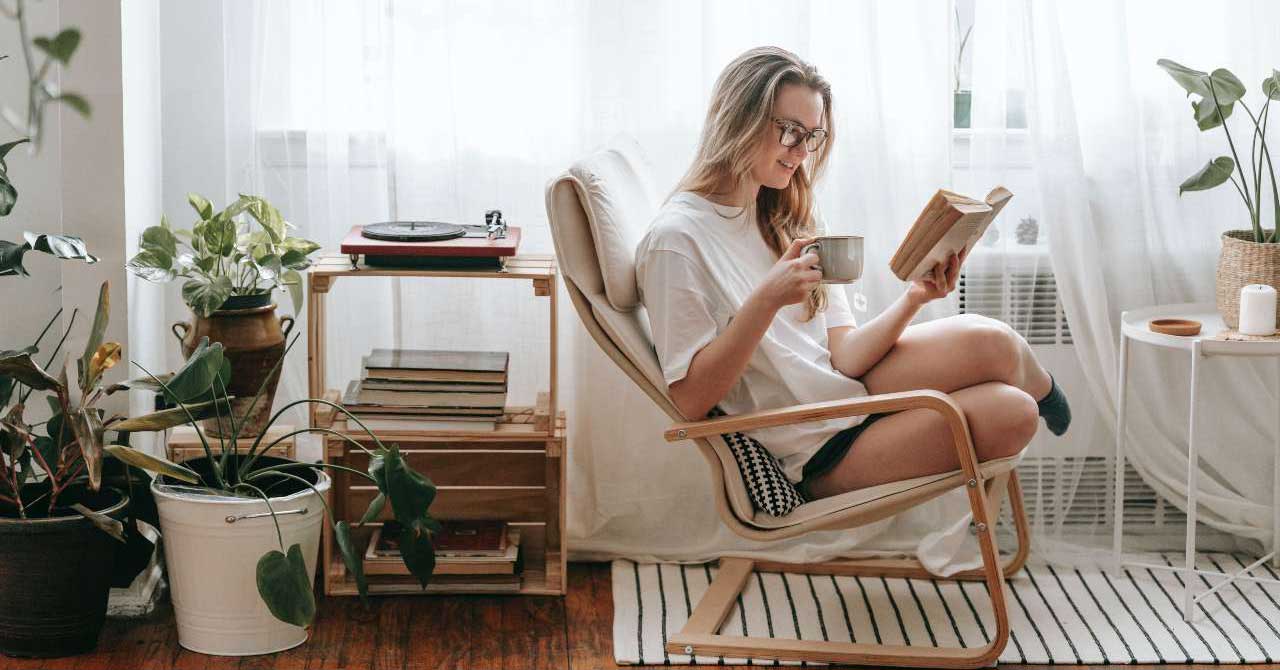 žena čita knjigu odmor